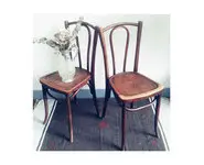 Paire de chaises bistrot gravées