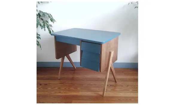 Bureau scandinave bleu