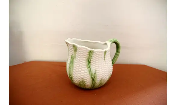 Pichet en barbotine vintage