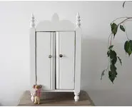 Armoire de poupée