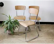 Trio de chaises d'écolier