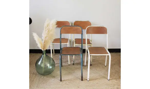 Chaises d'école colorées