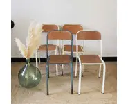 Chaises d'école colorées