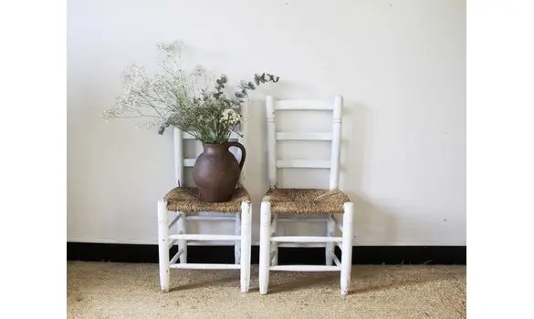 Chaises paillées patinées