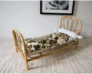 Lit poupée en rotin