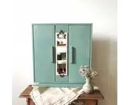 Armoire de poupée