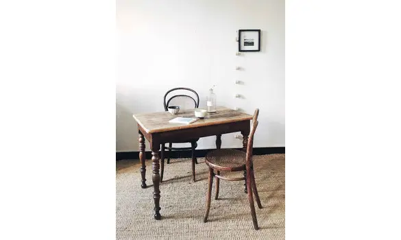 Petite table en bois massif