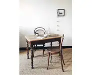 Petite table en bois massif