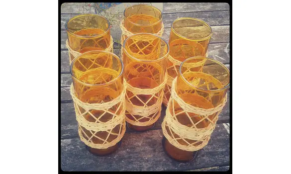 Verres ambrés et osier