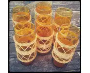 Verres ambrés et osier