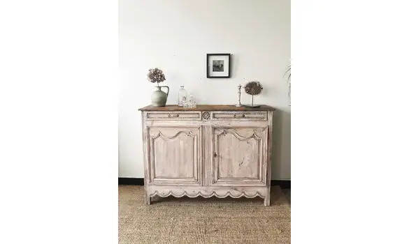 Buffet patiné et sculpté