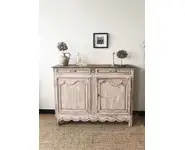 Buffet patiné et sculpté