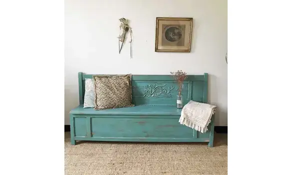 Banc sculpté patiné