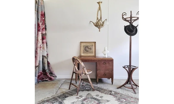 Bureau ancien orné bronze