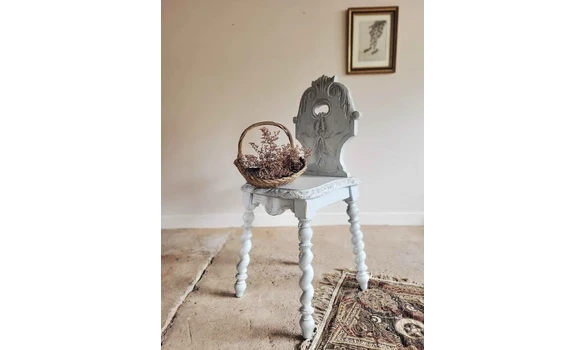 Chaise sculptée en bois