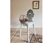 Chaise sculptée en bois